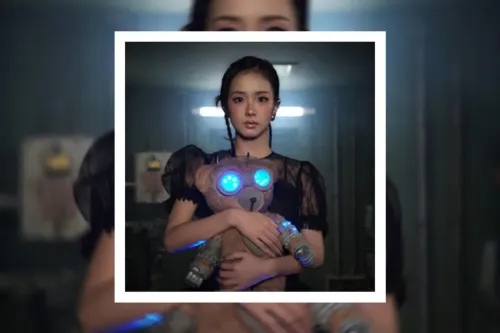 JISOO 在《CLICK》以俏皮节奏交织暗黑童话美学