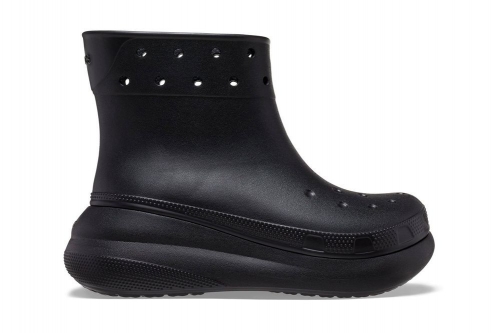 平替版 Balenciaga？Crocs 正式推出全新橡胶靴款「Classic Crush Boots」