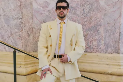 Fit Check:Bad Bunny 以订制 Schiaparelli 高级订制服攻占 Paris Fashion Week 全场焦点