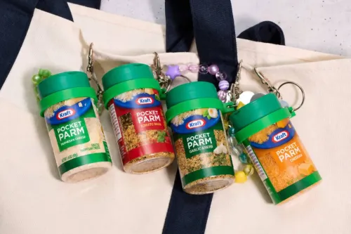 Kraft 推出 Pocket Parm 迷你芝士粉,变身手袋挂饰