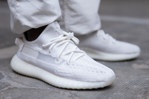 率先上脚 adidas YEEZY BOOST 350 V2 全新配色「Bone」鞋款