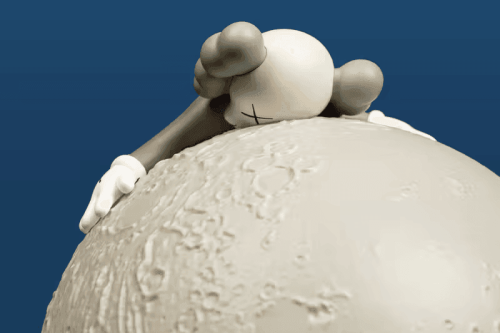 AllRightsReserved 携手 KAWS 推出全新桌灯「BIG MOON」