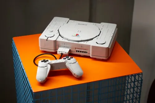LEGO PlayStation 以 1,911 块积木重现 1994 年初代主机，按钮可实际操作