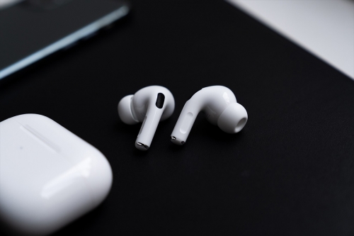 报导称 Apple 全新版本「AirPods Pro Lite」耳机有望于 2020 年中推出