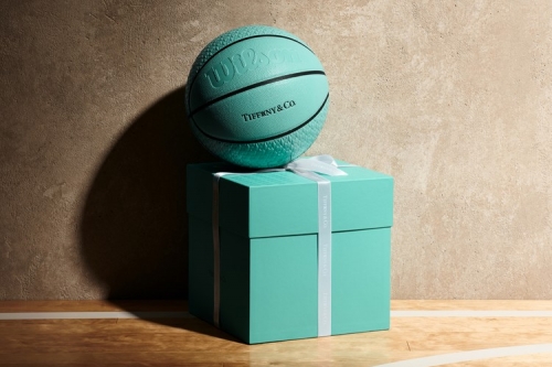 Tiffany & Co. 携手 Daniel Arsham 打造限量版 Tiffany Blue 篮球