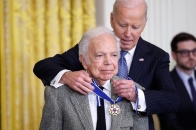 首位获此殊荣的时尚设计师！Ralph Lauren 受美国总统 Joe Biden 颁发总统自由勋章