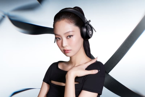 Beats 携手 JENNIE 带来玛瑙黑特别版头戴式耳机