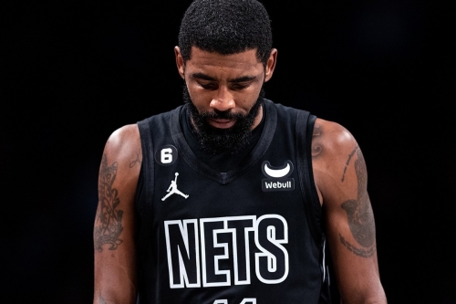 遭解除合约的 Kyrie Irving 于首战将 Nike Logo 贴上黑色胶带并写着：I AM FREE