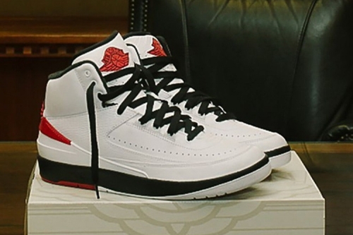 Air Jordan 2 OG 经典配色「Chicago」鞋款近赏图辑正式公开