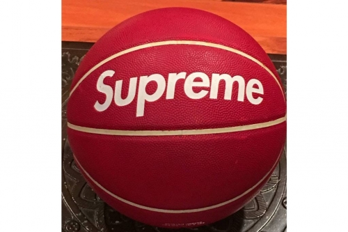 1996 年制 Supreme × Spalding 篮球叫价 $25,000 美元