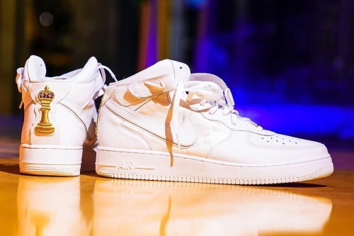 揭示 LeBron James 专属定制鞋款 Nike Air Force 1 Mid「King of LA」