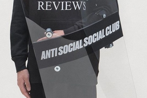 约架必备？Anti Social Social Club 推出防暴盾牌