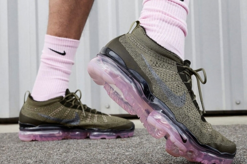 Nike Air Vapormax 2023 Flyknit 全新配色「Medium Olive/Pink Oxford」鞋款正式登场