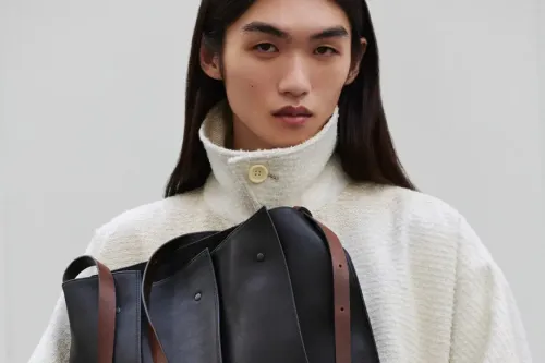 IM MEN 为 2026 秋季打造雕塑感「LEATHER PLEATS」肩背袋