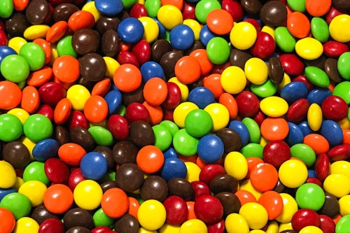 英国男子成功堆叠 M&M 巧克力打破金氏世界纪录