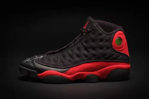 Michael Jordan 于 1998 冠军战着用 Air Jordan 13 以 $220 万美元正式拍卖