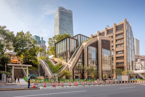 伦敦建筑事务所 Heatherwick Studio 建造的全新东京街区 Azabudai Hills 正式开幕