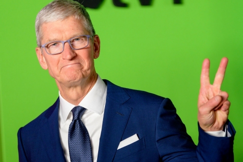 苹果 Apple 执行长 Tim Cook 薪酬上涨近 $8,400 万美元