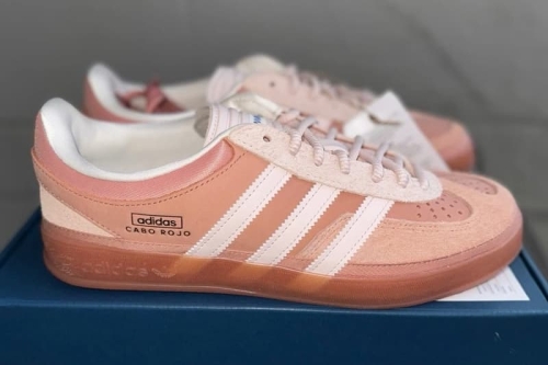 Bad Bunny 再度致敬家乡：粉红配色 adidas Gazelle Indoor「Cabo Rojo」鞋款率先亮相