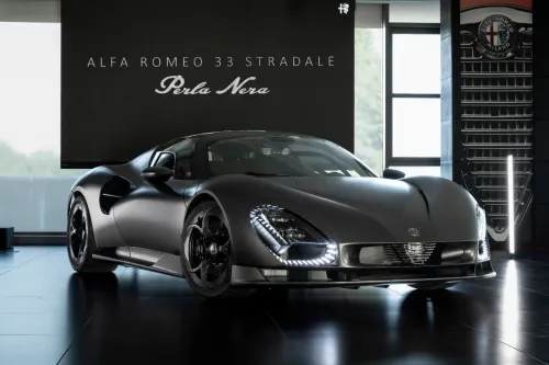 Alfa Romeo 专属定制 33 Stradale Perla Nera：Bottegafuoriserie 呈献全黑碳纤维之作
