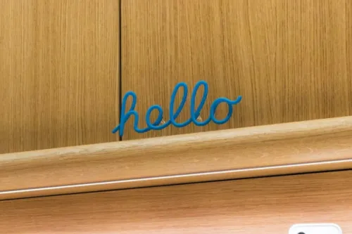 苹果在 Apple Store 各处隐藏微型“Hello”标识供顾客探索 iPhone 长焦镜头
