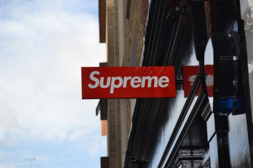 悬赏 Box Logo 卫衣缉捕！Supreme 伦敦专门店招牌遭恶意破坏