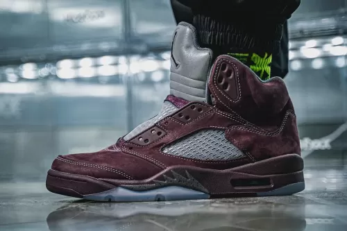 率先上脚 Air Jordan 5 最新复刻配色「Burgundy」鞋款