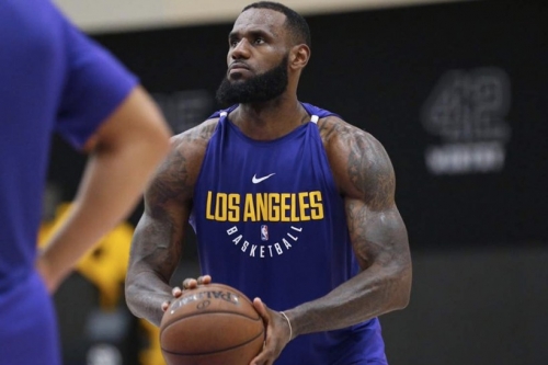 Luke Walton 希望 LeBron James 于新赛季多打「中锋」