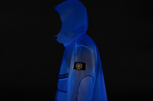 Stone Island 正式推出 40 周年纪念夜光外套