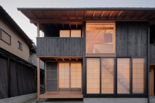 Akio Isshiki Architects 在大阪打造炭烧杉板立面住宅