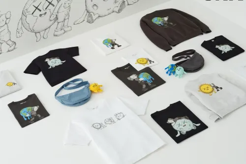 UNIQLO 与 KAWS 推出 UT 系列「KAWS UNIVERSE」,全新角色及毛绒挂饰登场