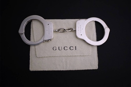 由 Tom Ford 所设计的 GUCCI 手铐现身 Grailed