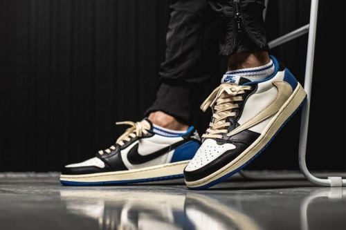 Travis Scott × fragment × Air Jordan 1 Low 三方联乘鞋款清晰上脚图辑