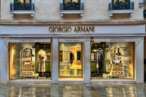 Armani Group 2025 年銷售倒退 2.8%，奢侈品寒冬下仍守住盈利
