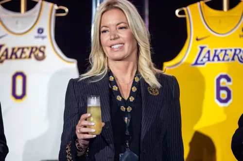 Buss 家族将以 125 亿美元估值出售 Los Angeles Lakers 余下股权