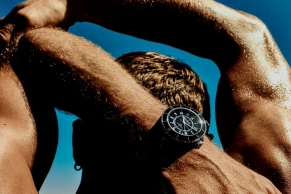 CHANEL J12 一场跨越 25 年的经典重塑 —— 重新定义「至刚至柔」的感官美学