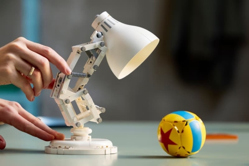 LEGO Ideas 正式推出 Pixar 经典可爱角色 Luxo Jr. 积木模型
