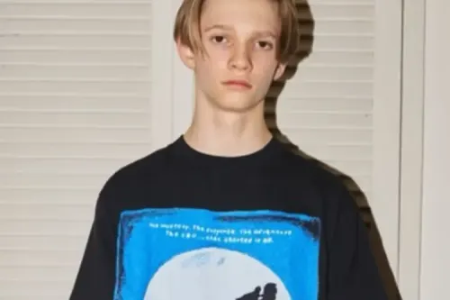 Buffer 带你穿越回 1982:三款 T-Shirt 各自重塑经典《E.T.》名场面