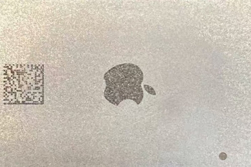 Apple 苹果 AI 服务器内部首次曝光：2U 机箱塞入 32 颗处理单元，主要服务私有云计算