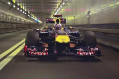 Red Bull 红牛将一级方程式赛车 Formula One Renault Megane RS RBR RB7 车款于纽约街道奔驰视频短片