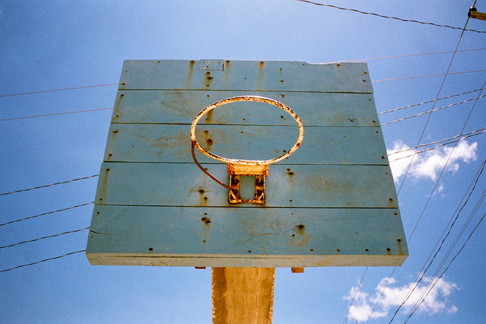 Adrian Skenderovic 镜头下落后地区的篮球框