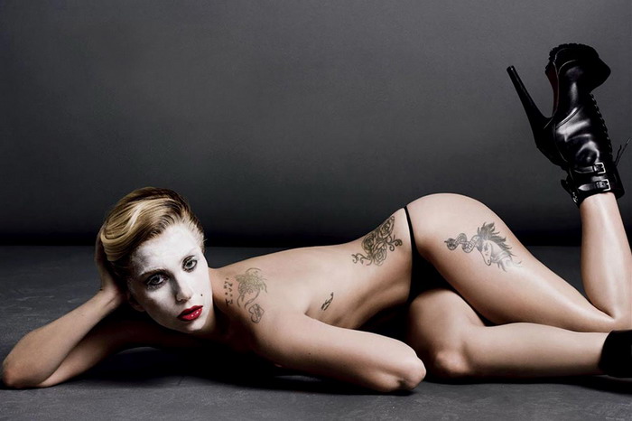 Lady Gaga 裸身入镜为《V Magazine》第 85 期拍摄造型特辑