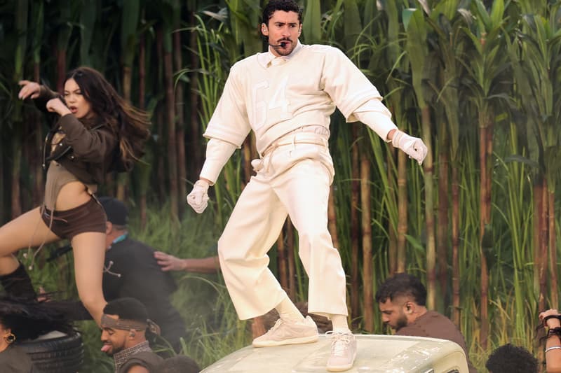 Fit Check: Bad Bunny 以度身订制 Zara 亮相 Super Bowl 2026 中场秀,全白造型震撼全场