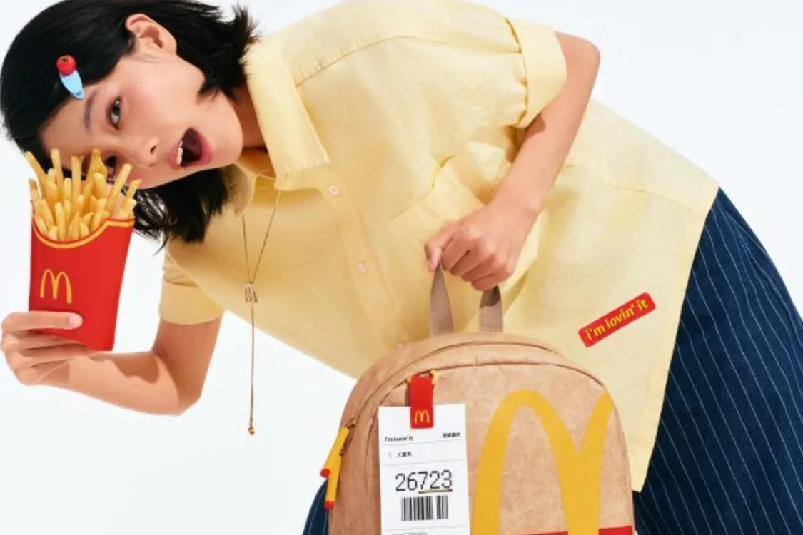 McDonald’s China 将外卖纸袋改造成可收纳薯条的「Big Fries Backpack」