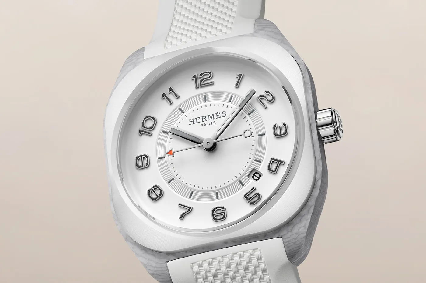 Hermès 全新 H08 腕表展现冷色调陶瓷美学
